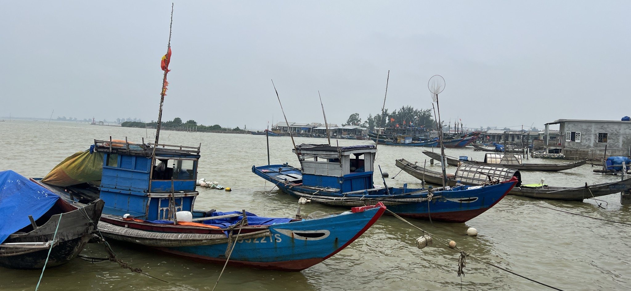 Kêu gọi tàu thuyền khẩn trương vào nơi tránh trú bão