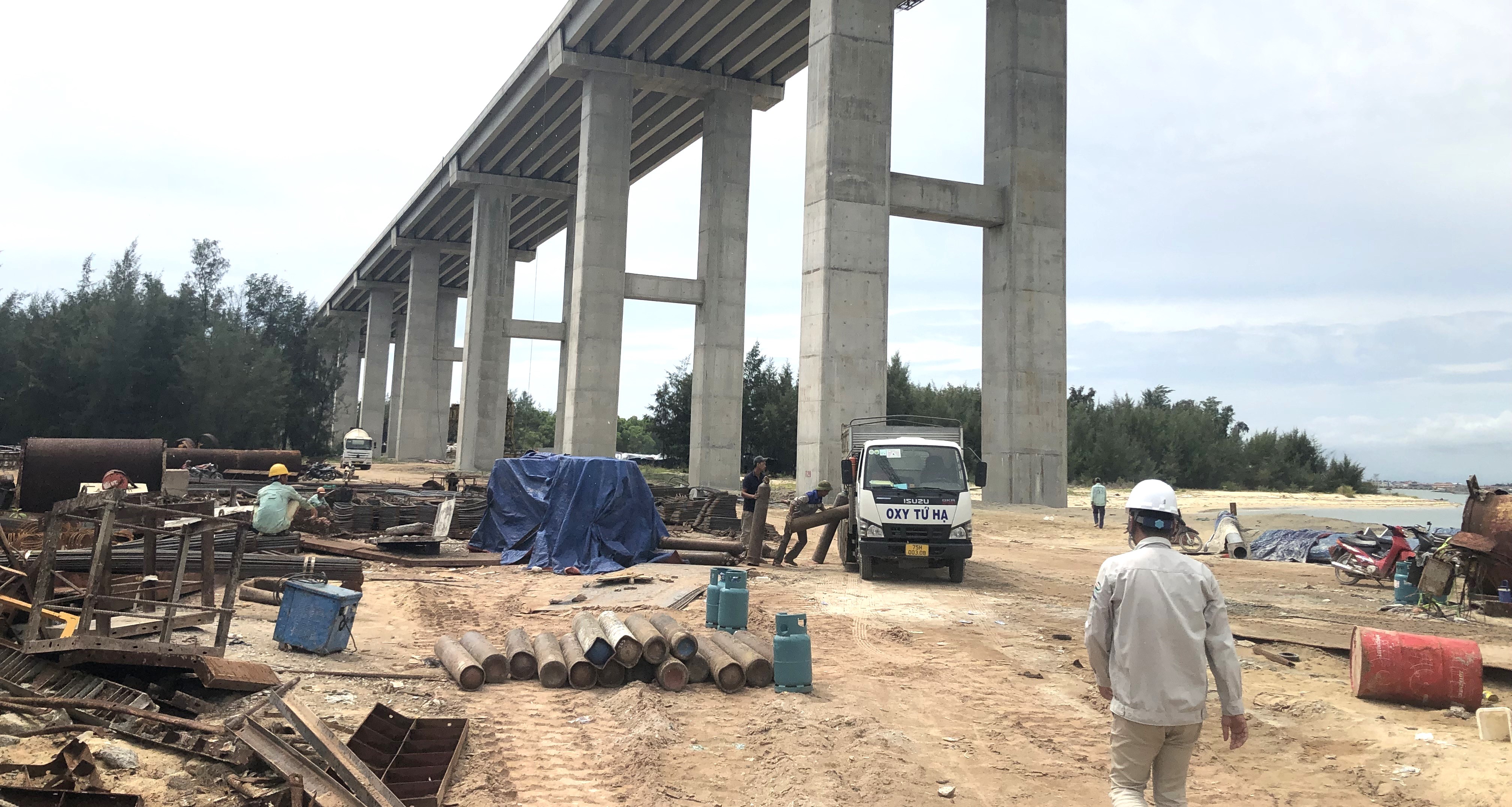 Cầu vượt cửa biển Thuận An chủ động phòng bão Yagi