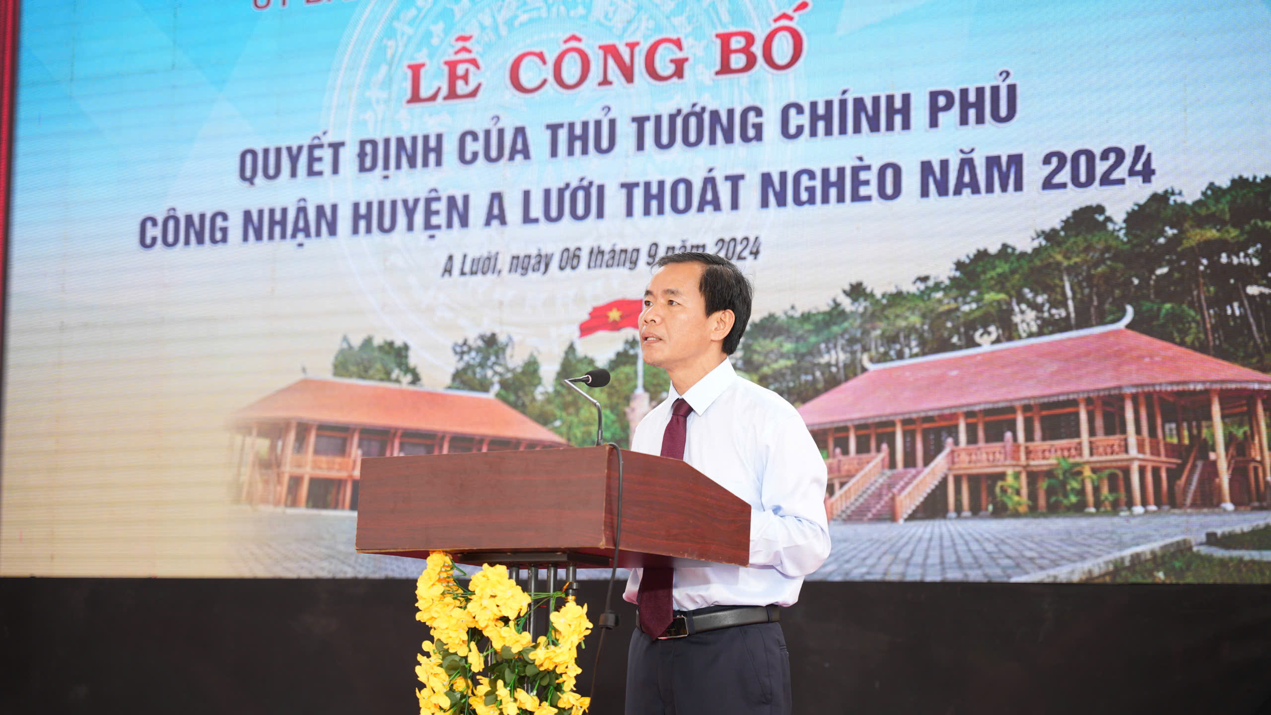 Công bố quyết định công nhận A Lưới thoát nghèo