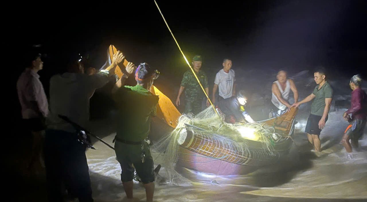 Cứu hộ thành công 9 thuyền của ngư dân bị trôi dạt ra biển