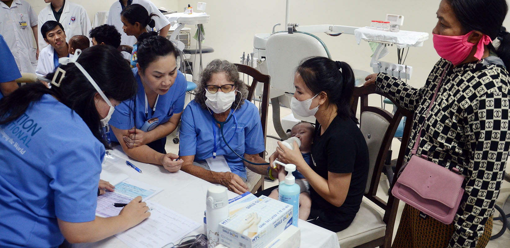 Hơn 50 bệnh nhân được khám sàng lọc phẫu thuật dị tật khe hở môi - vòm miệng