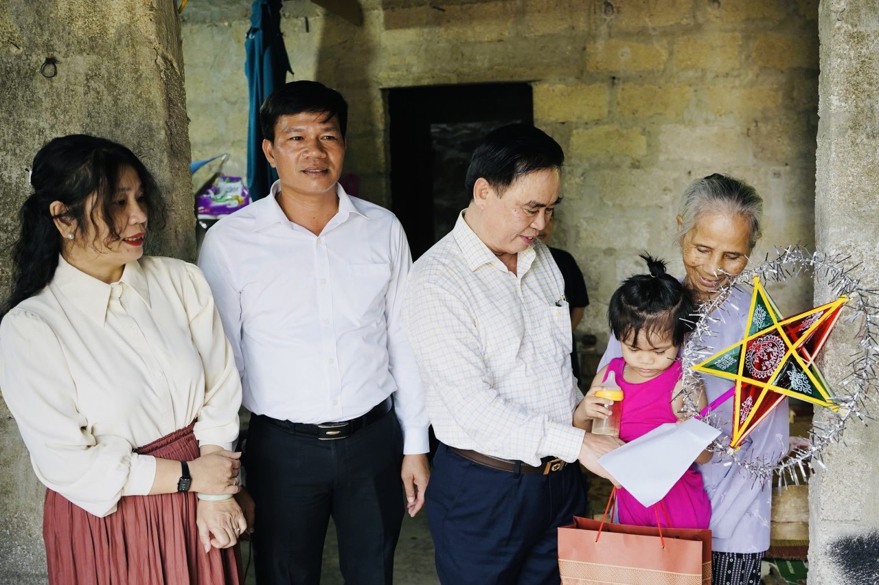 Bí thư Thị ủy Hương Thủy thăm, tặng quà Trung thu cho trẻ khuyết tật