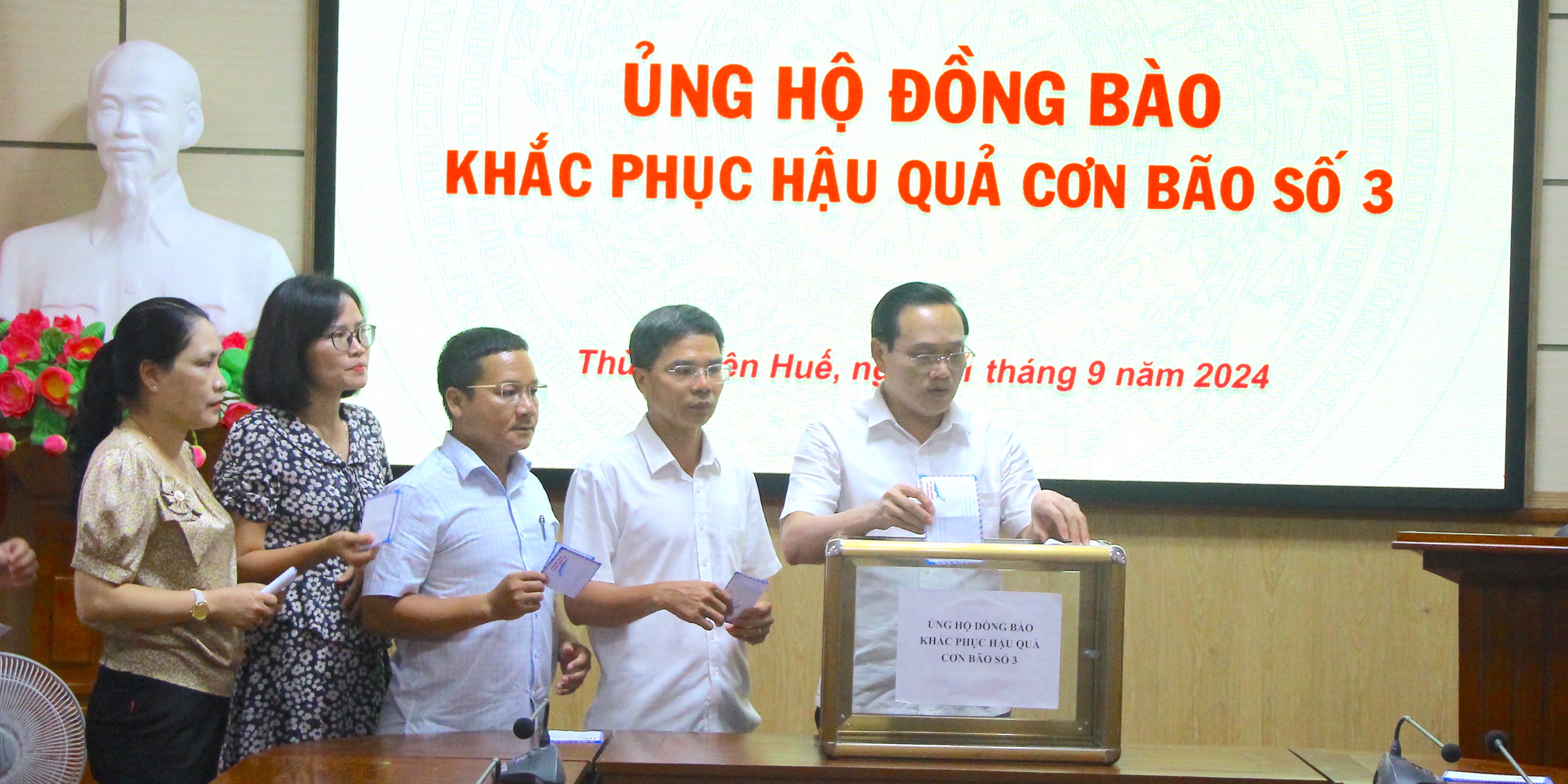 Văn phòng Đoàn ĐBQH, HĐND và LĐLĐ tỉnh ủng hộ đồng bào bị thiệt hại do bão số 3