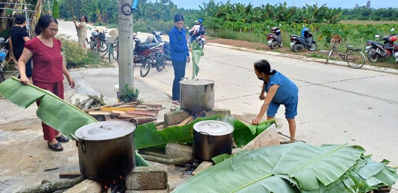 Gửi bánh chưng, muối sả cho đồng bào miền Bắc