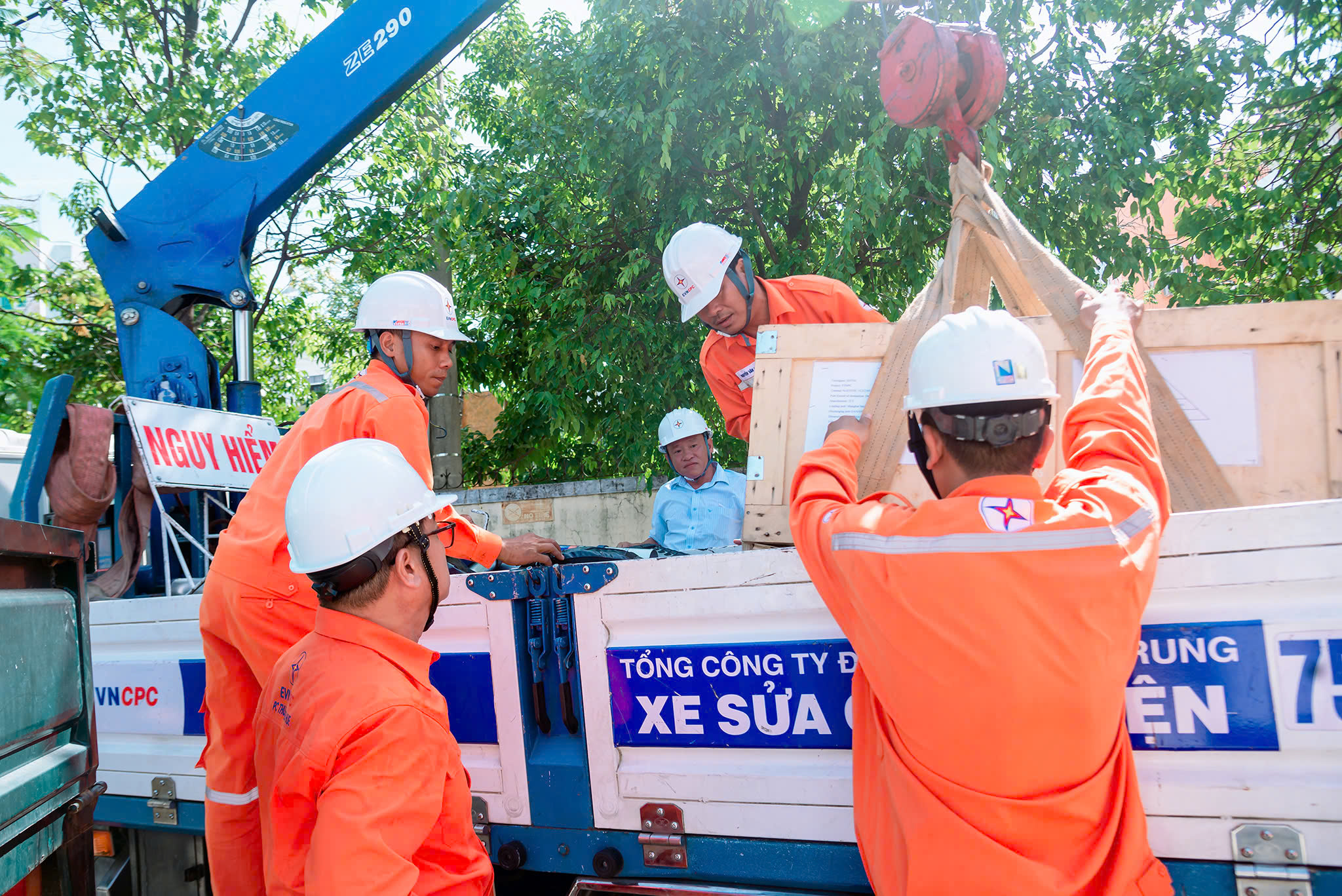 Điện lực Thừa Thiên Huế hỗ trợ Điện lực Quảng Ninh khắc phục sự cố lưới điện do bão số 3