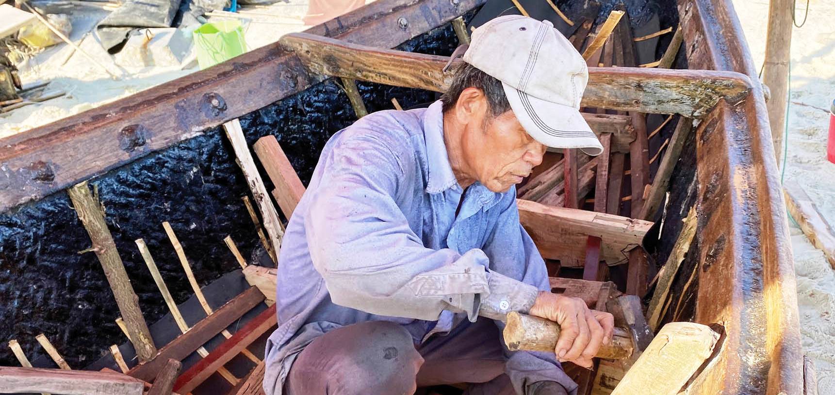 Ông Cư sửa thuyền