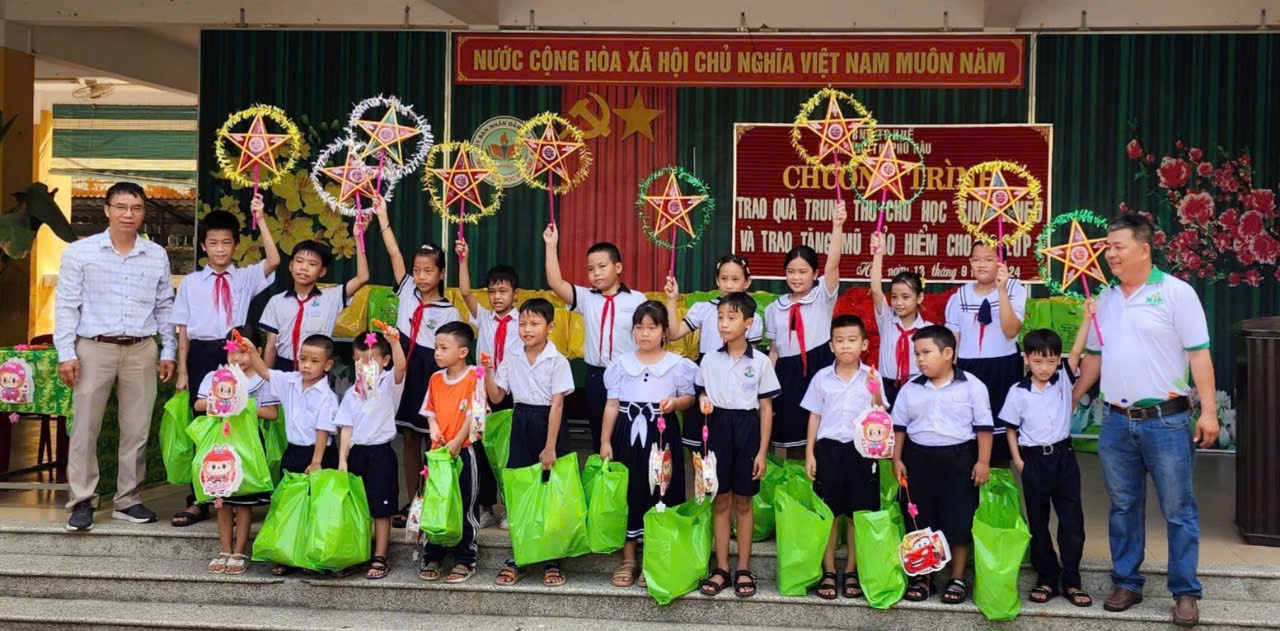 Trao 200 suất quà trung thu cho các học sinh có hoàn cảnh khó khăn ở TP Huế