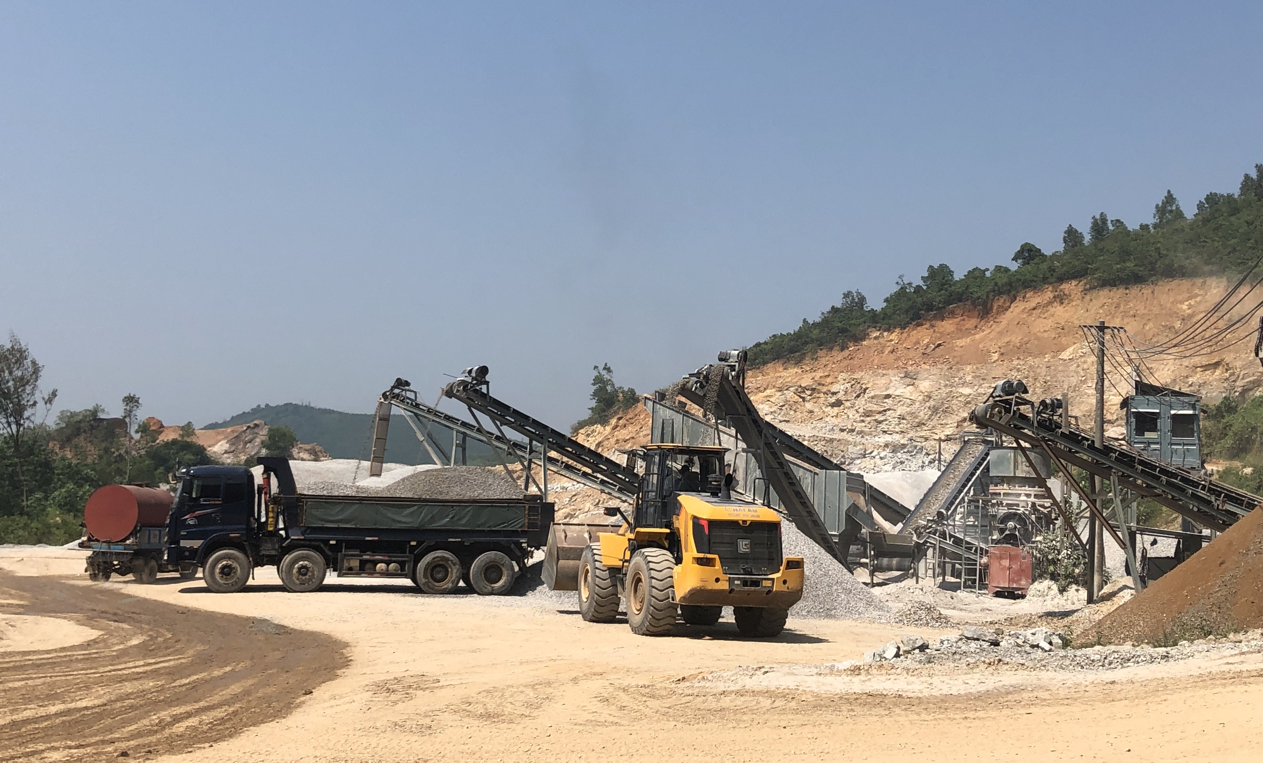 Yêu cầu tạm dừng khai thác nhiều mỏ khoáng sản ở địa phương