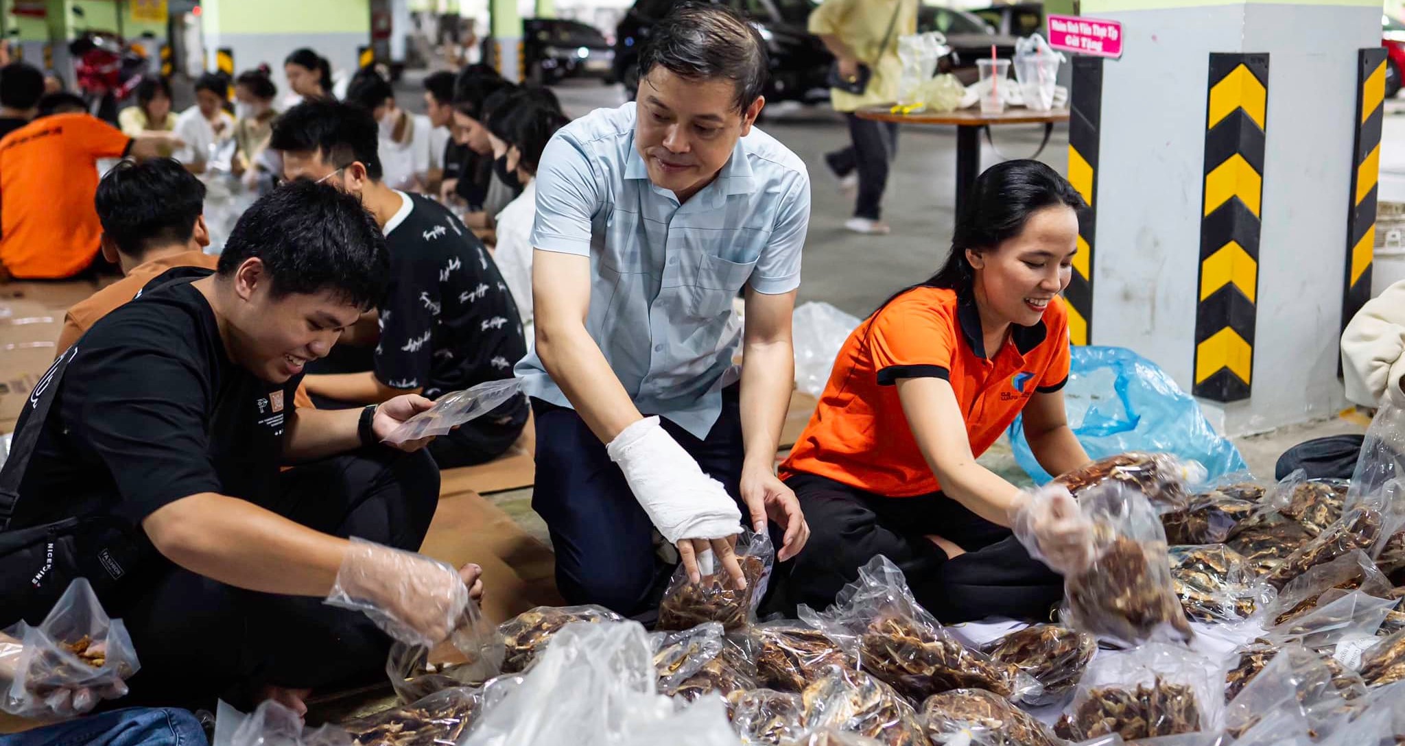 Sấy cá gửi tặng người dân vùng lũ phía Bắc