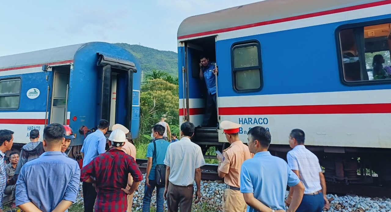 Tàu SE6 trật bánh ở Lăng Cô