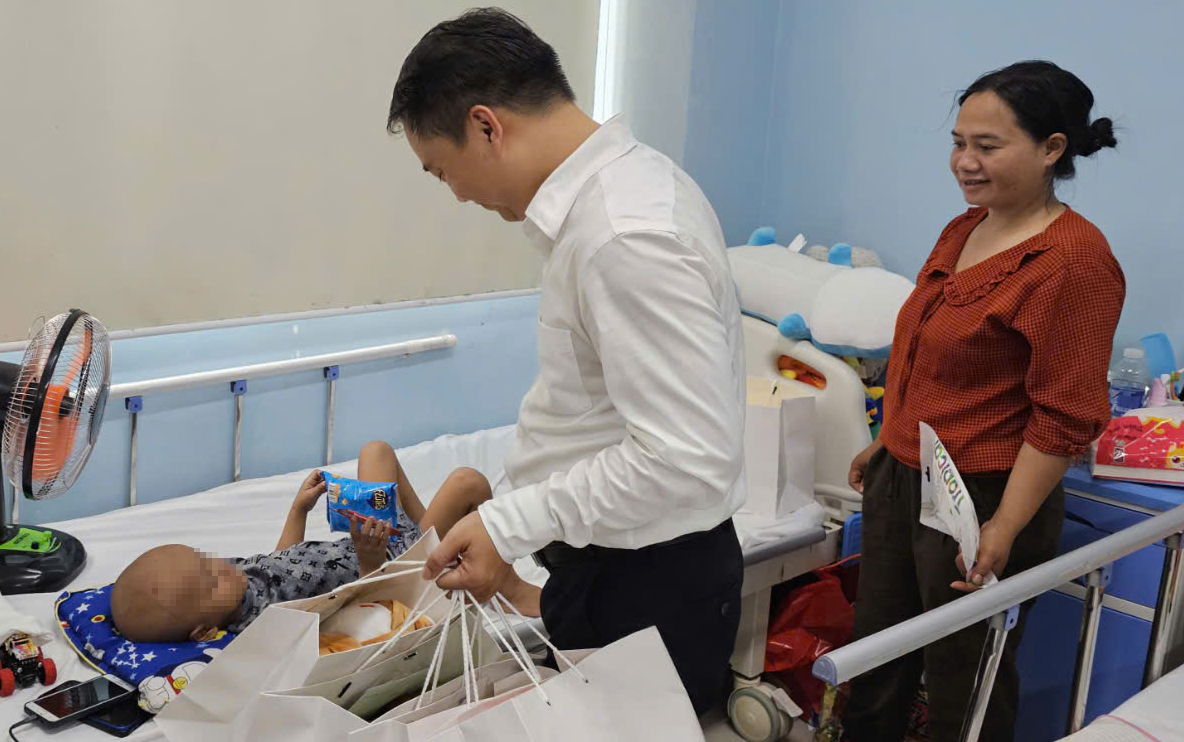 Trao quà cho bệnh nhi và hỗ trợ bếp ăn Hy vọng