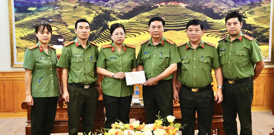 Công an Thừa Thiên Huế chia sẻ khó khăn với người dân các tỉnh phía Bắc