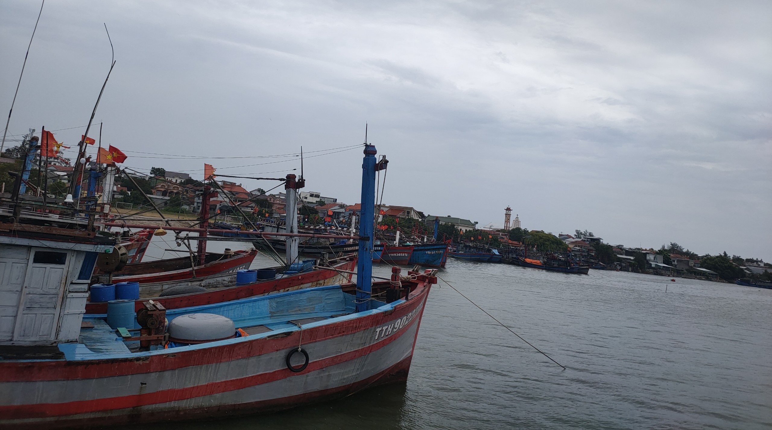 Kêu gọi tàu thuyền tránh trú an toàn