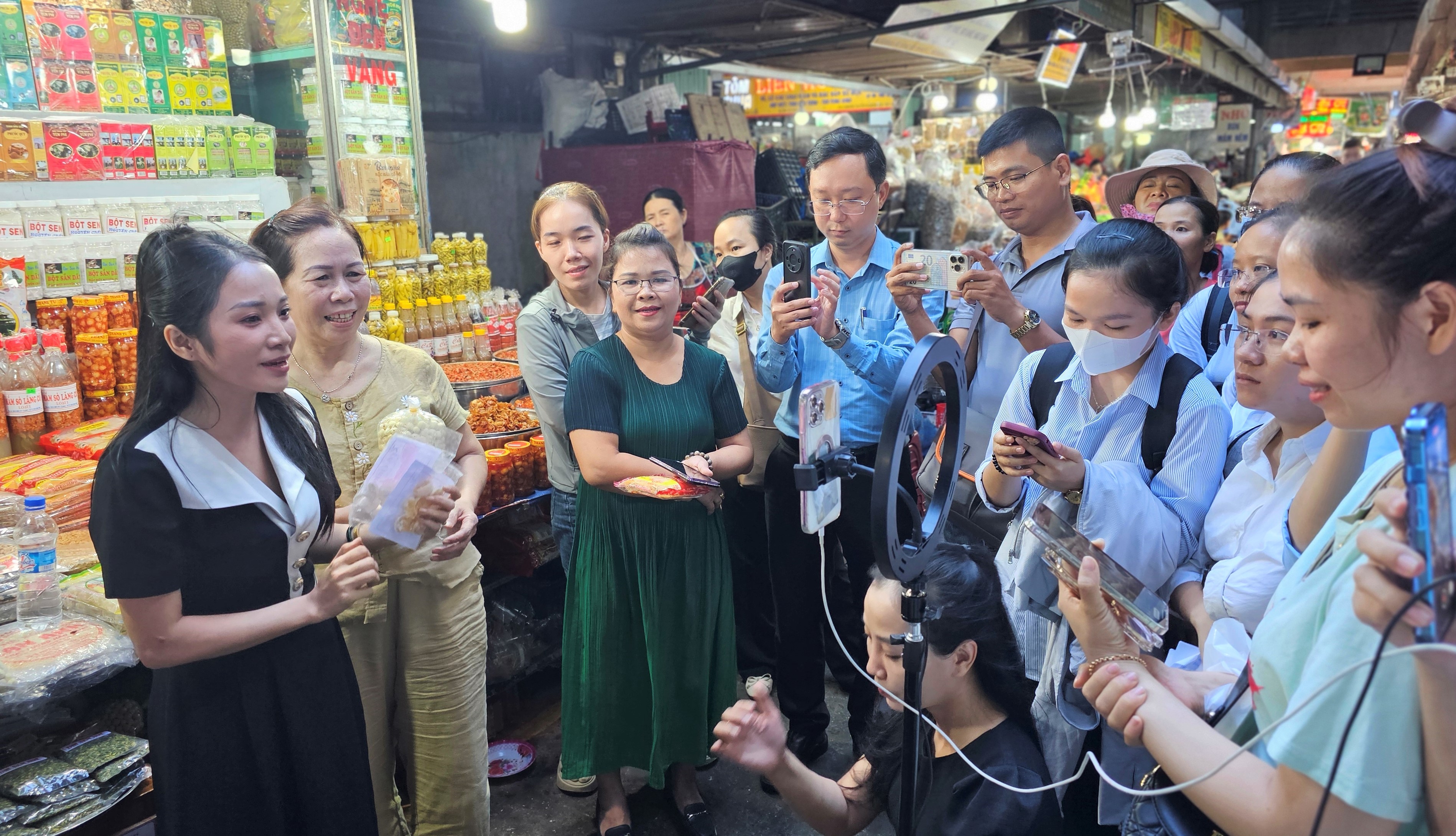 Tiểu thương chợ Đông Ba học live stream