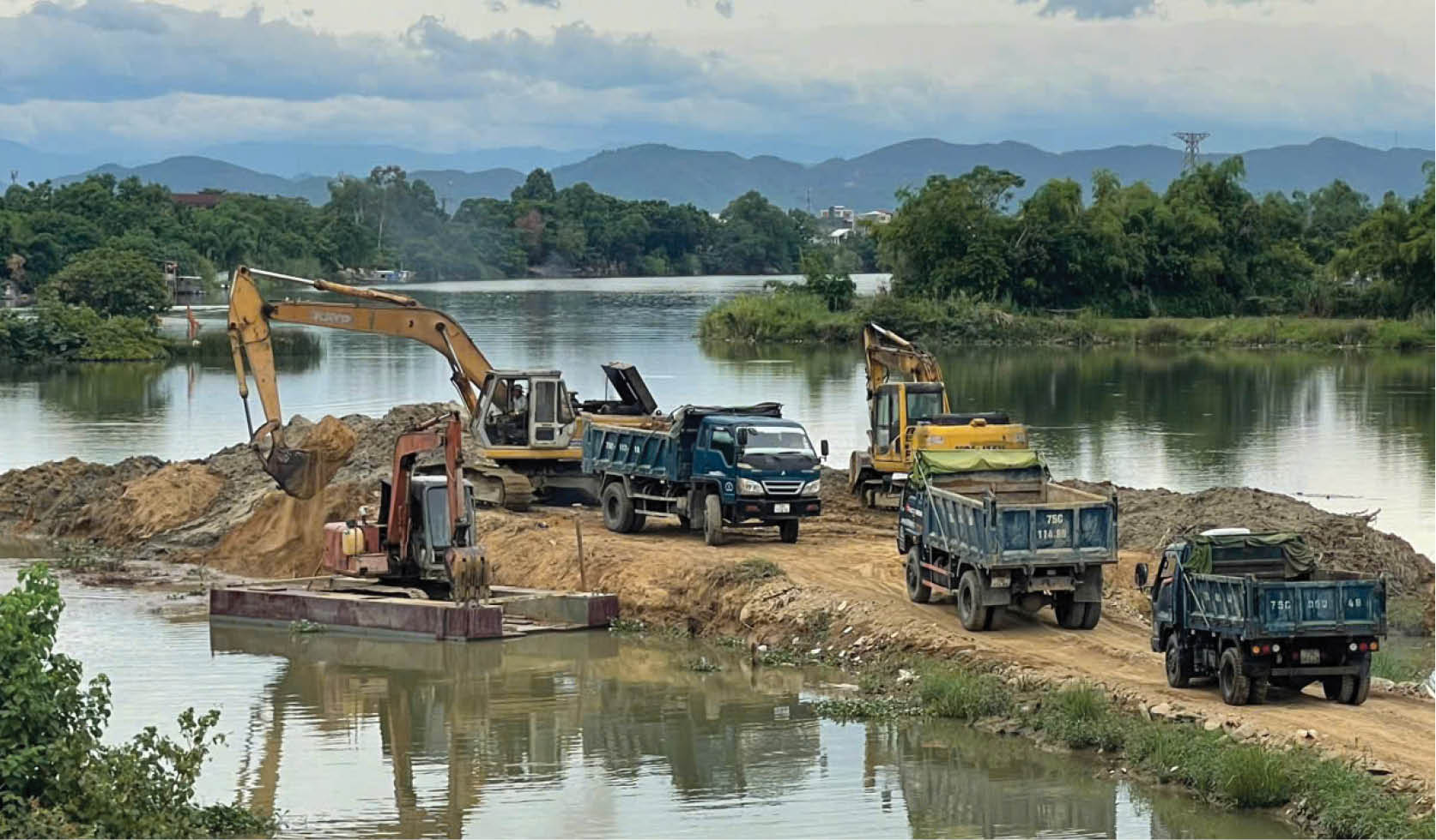 Nạo vét cồn đất thượng lưu đập La Ỷ Đảm bảo tiêu thoát nước và tạo cảnh quan môi trường
