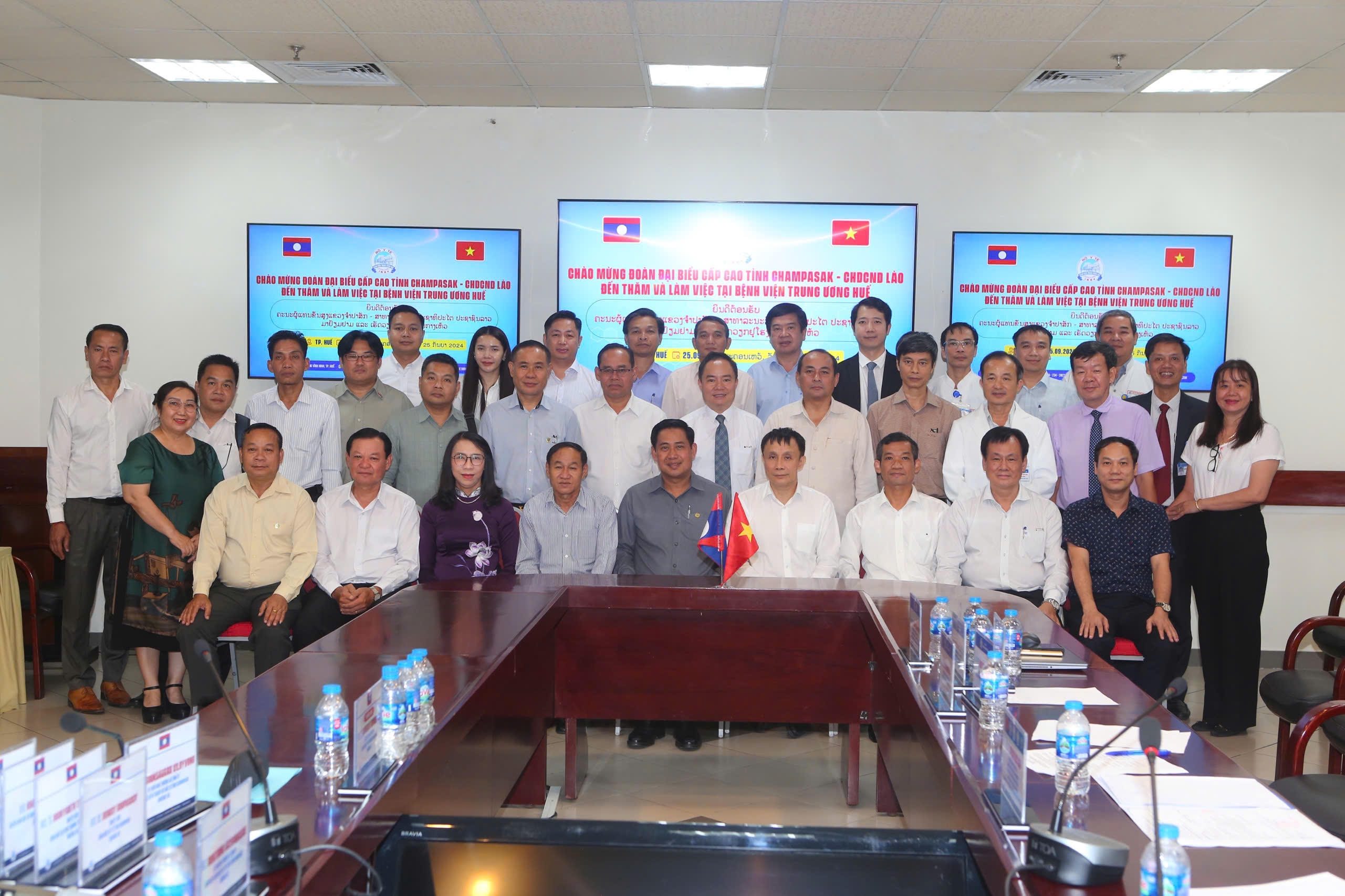 Đoàn Tỉnh trưởng tỉnh Champasak - CHDCND Lào thăm và làm việc tại Bệnh viện Trung ương Huế