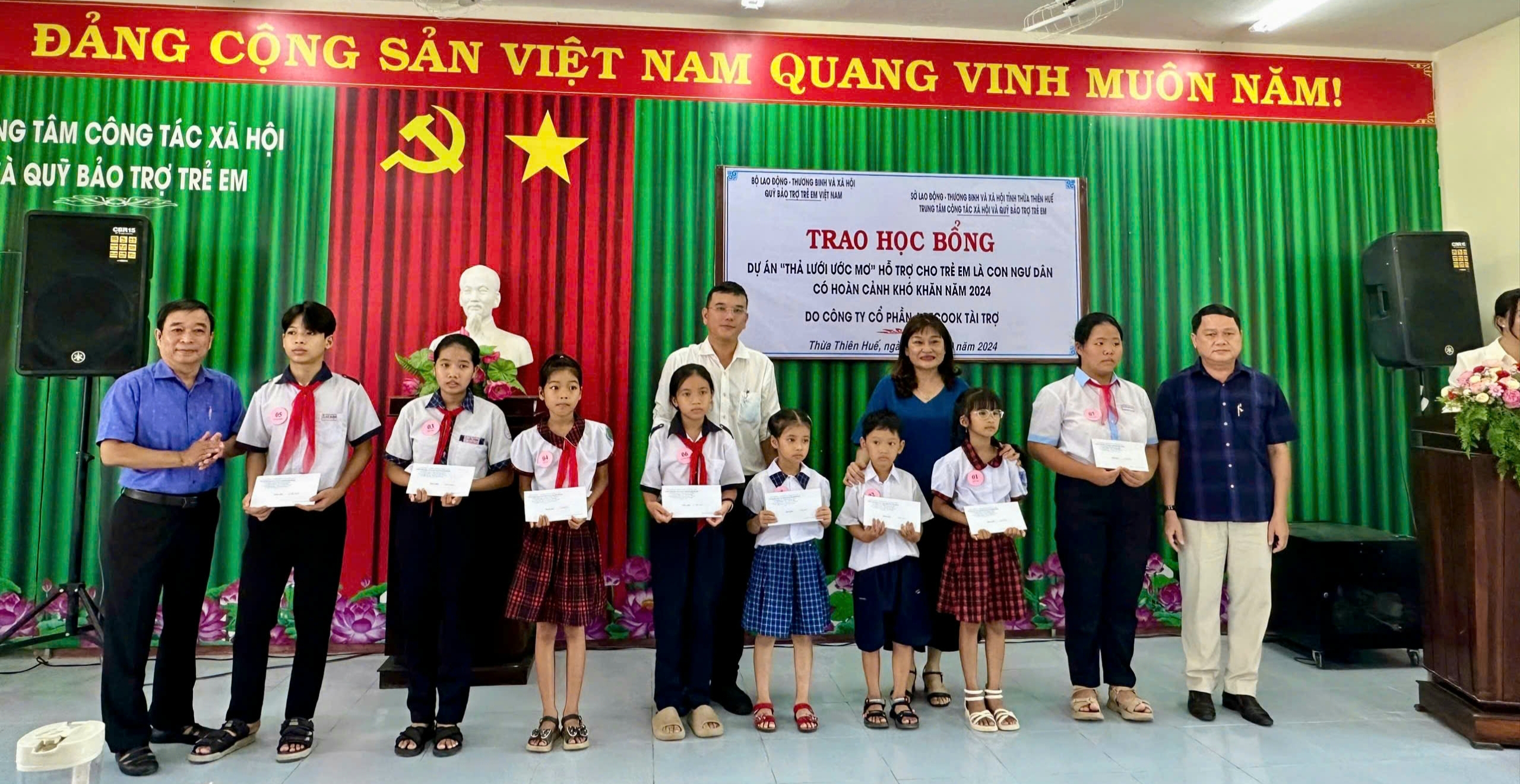 Trao 108 suất học bổng cho học sinh khuyết tật, nạn nhân chất độc da cam và khó khăn