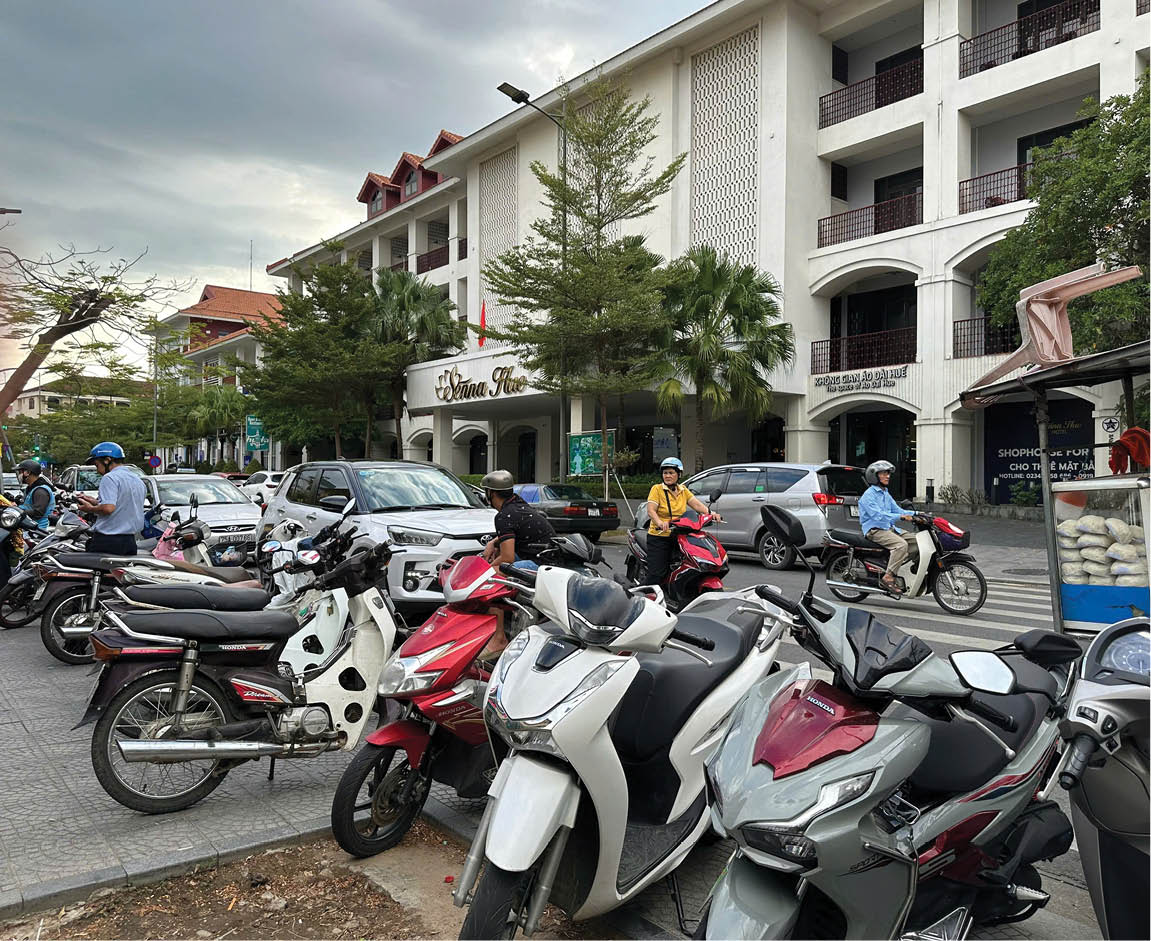 Đón con tan học, cần lắm ý thức của phụ huynh