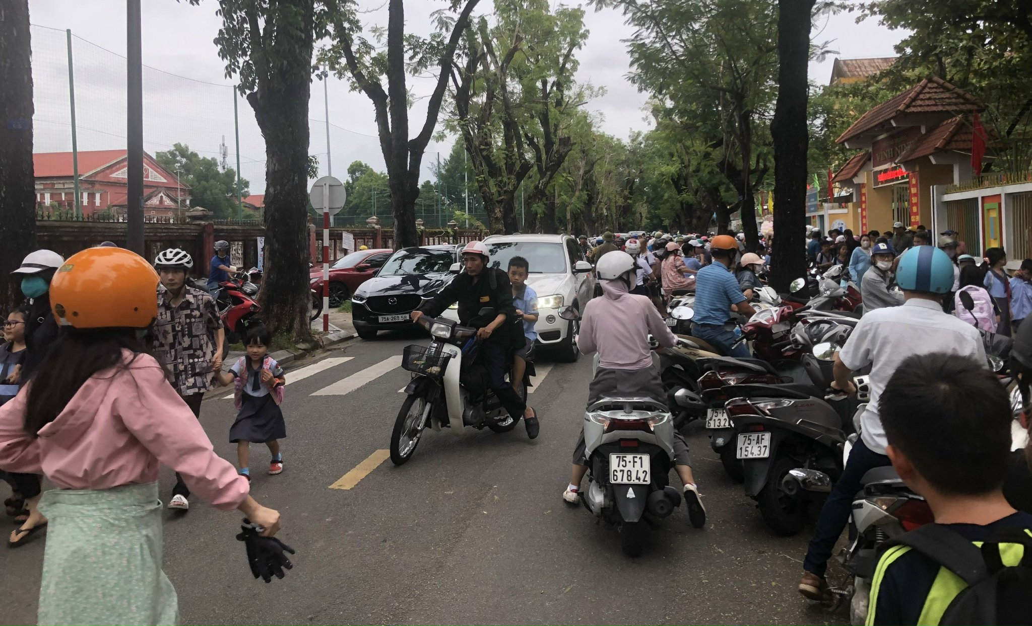 An toàn giao thông trước cổng trường học