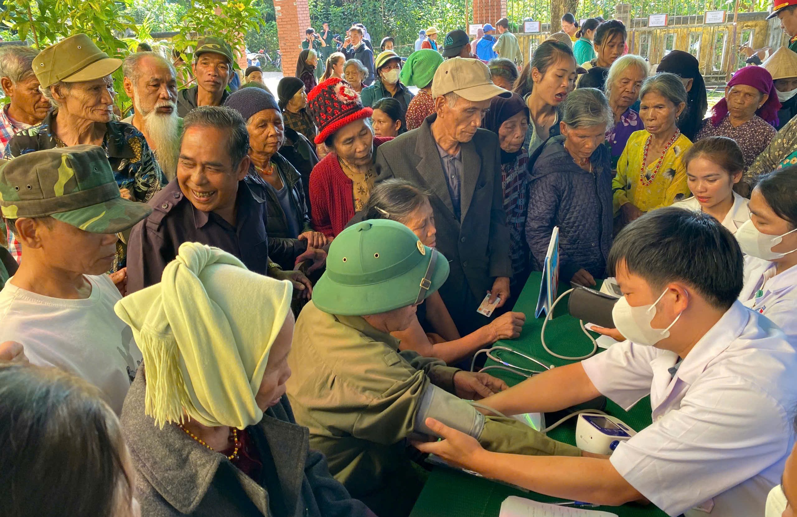 Khám, cấp thuốc và tặng con giống cho người dân Trung Sơn