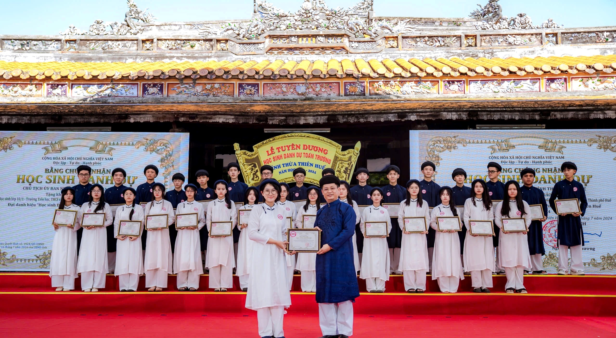 Tuyên dương 384 học sinh danh dự toàn trường