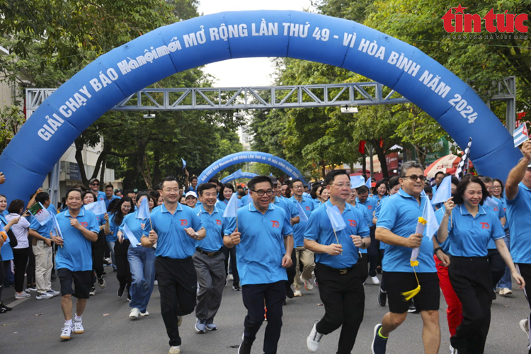 Hơn 1 000 vận động viên tham gia chung kết Giải chạy Báo Hànộimới 2024