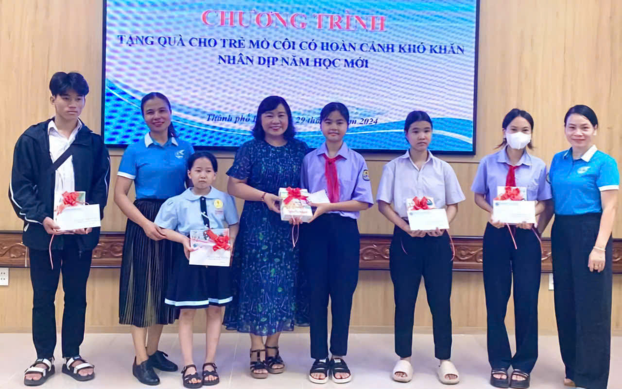 Trao quà cho trẻ em mồ côi ở TP Huế