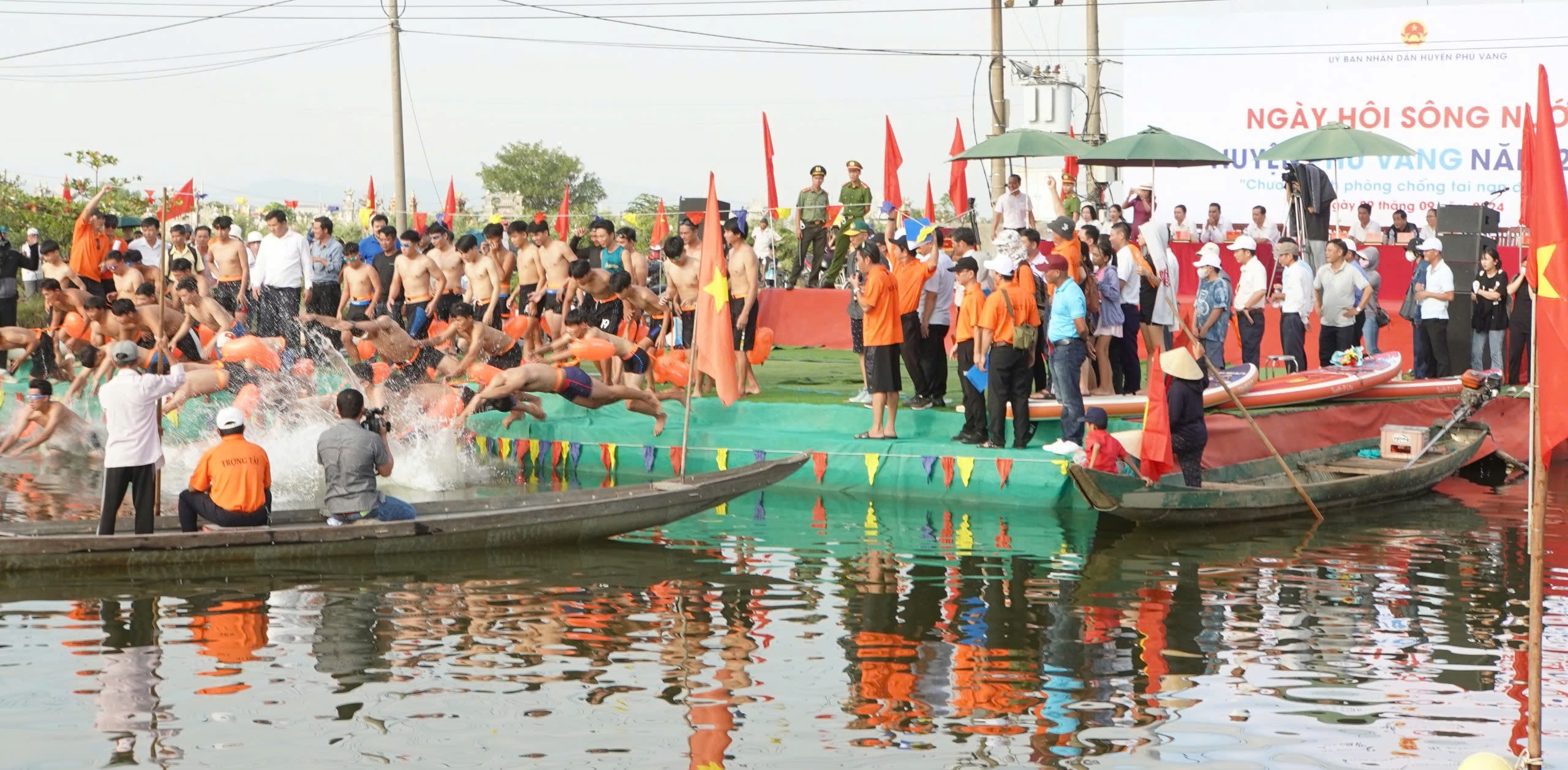 Hơn 200 vận động viên tham gia “Ngày hội sông nước”