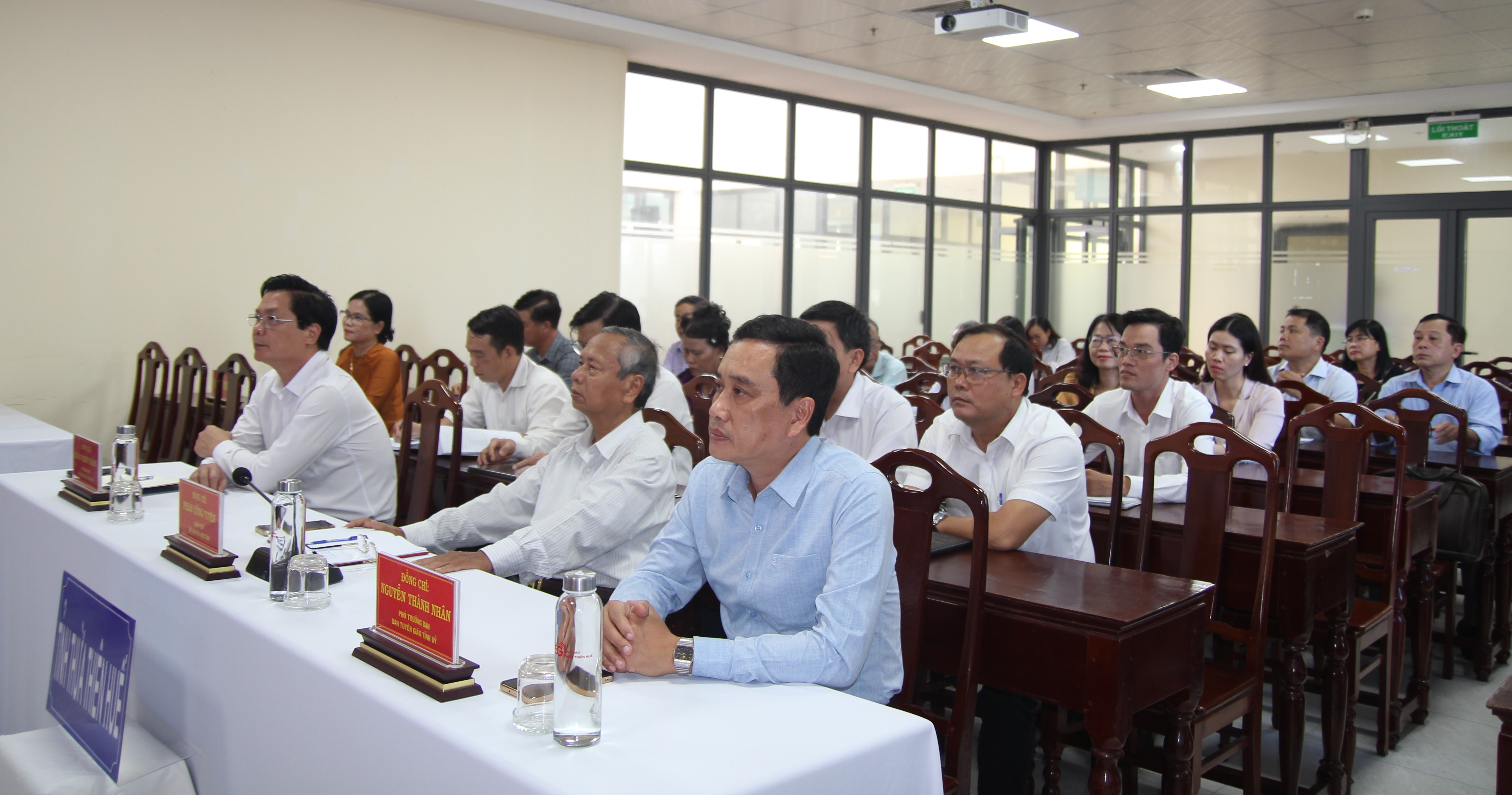 Phấn đấu trở thành người công dân tốt, người cán bộ tốt