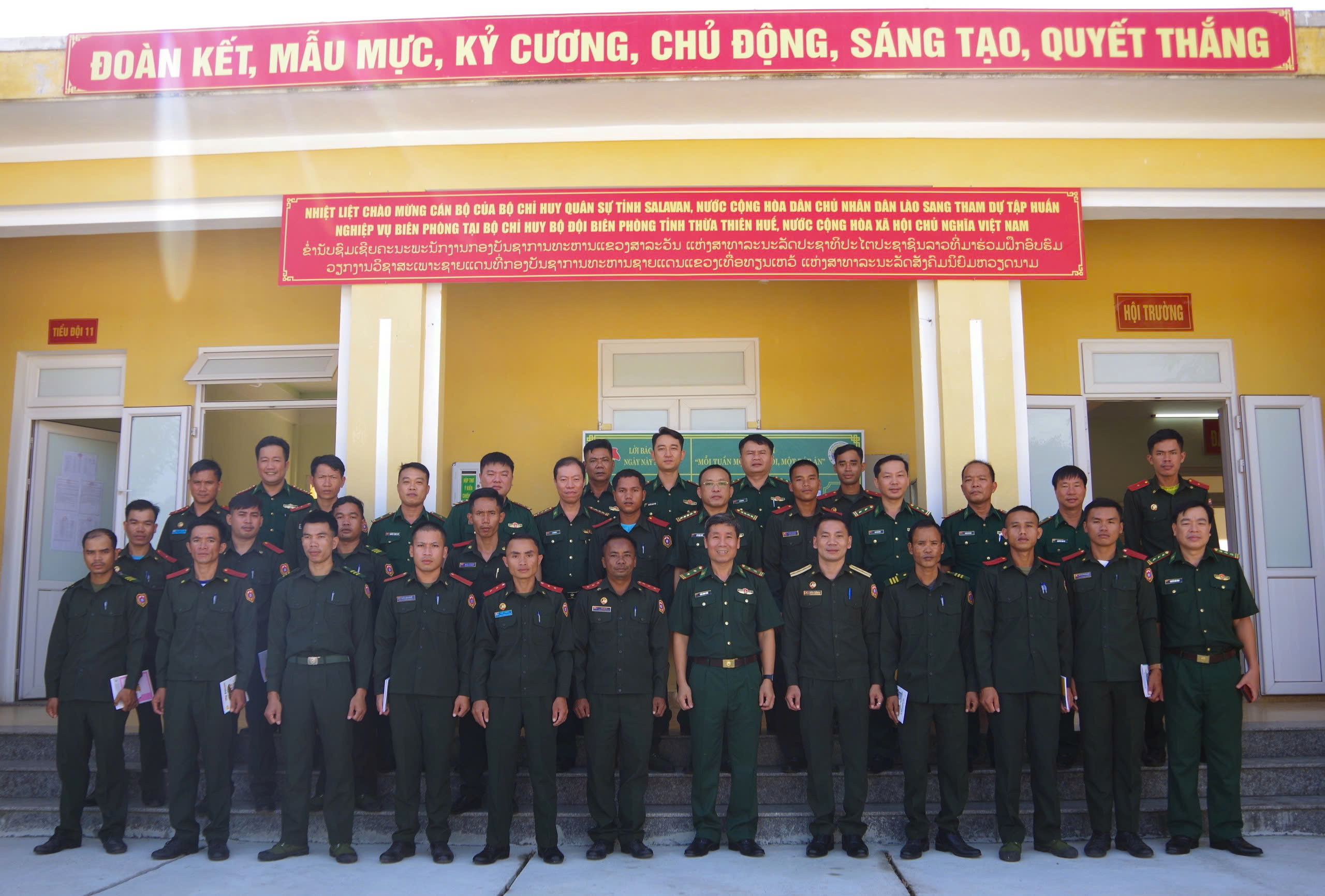 Tập huấn nghiệp vụ biên phòng cho cán bộ quân đội nhân dân Lào