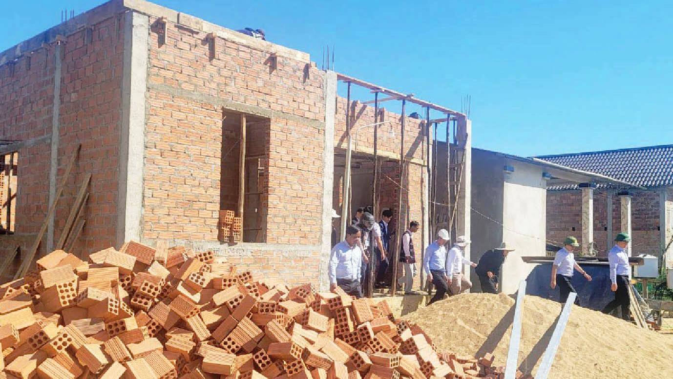 Hoàn thiện hạ tầng, giảm nghèo bền vững