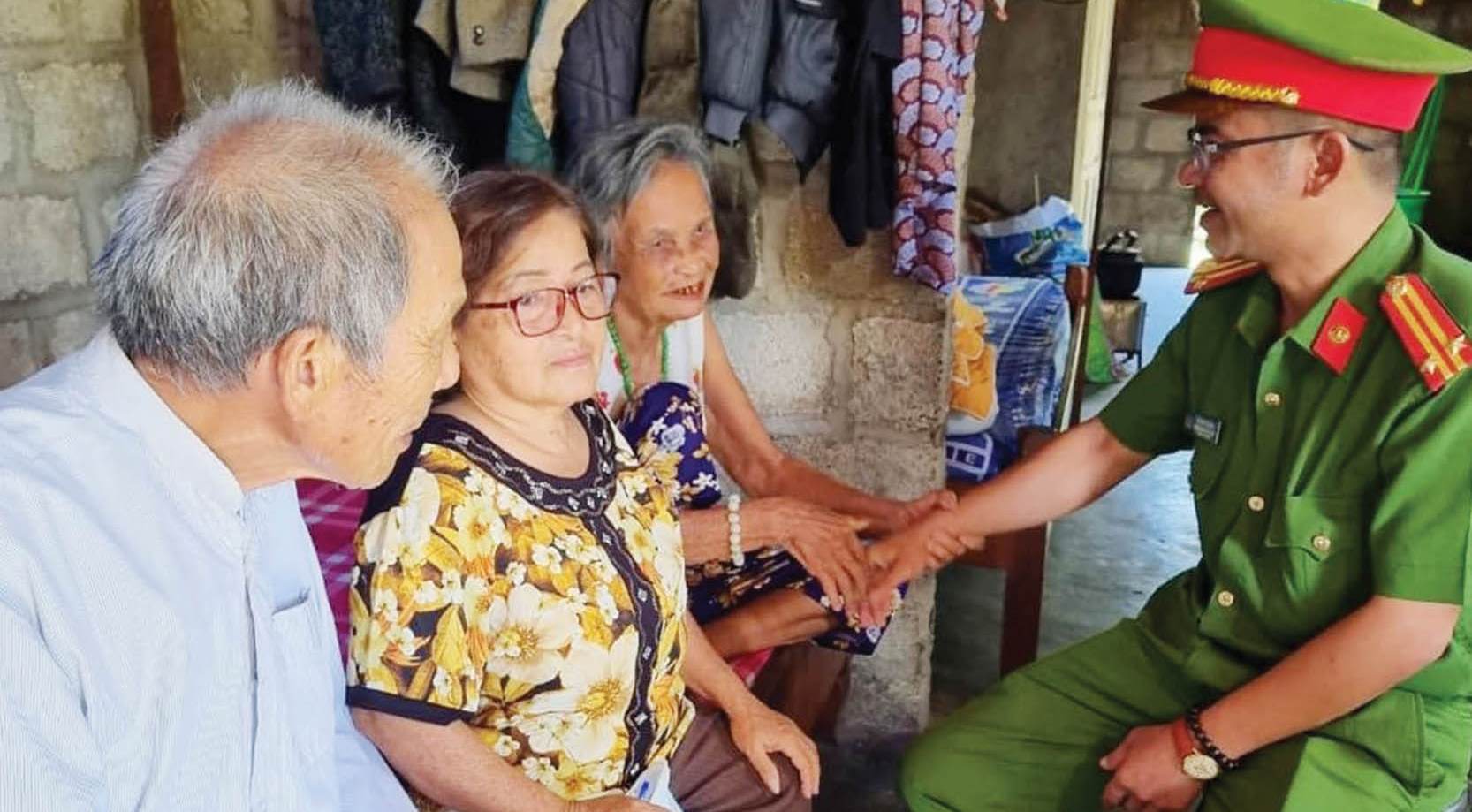 Công an chính quy về xã, người dân yên tâm hơn