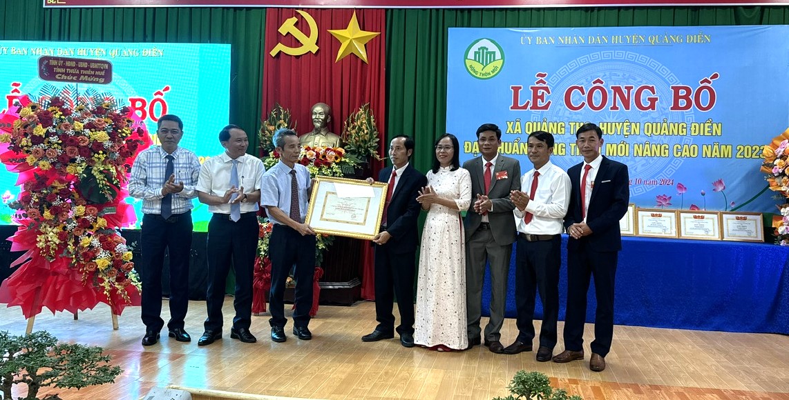 Quảng Thọ đón bằng công nhận xã đầu tiên đạt chuẩn nông thôn mới nâng cao