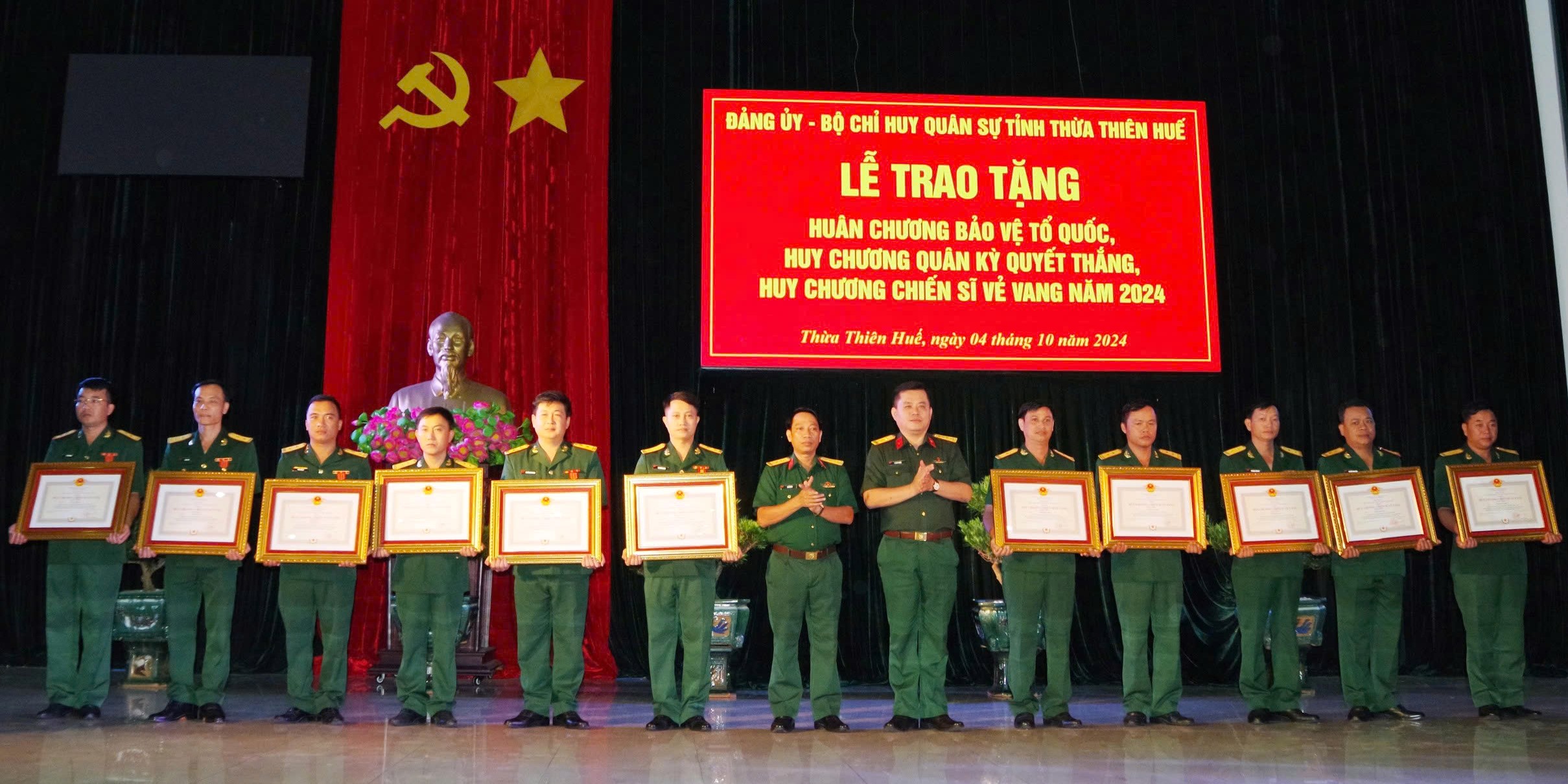 Nhiều sĩ quan, quân nhân chuyên nghiệp được trao huân, huy chương