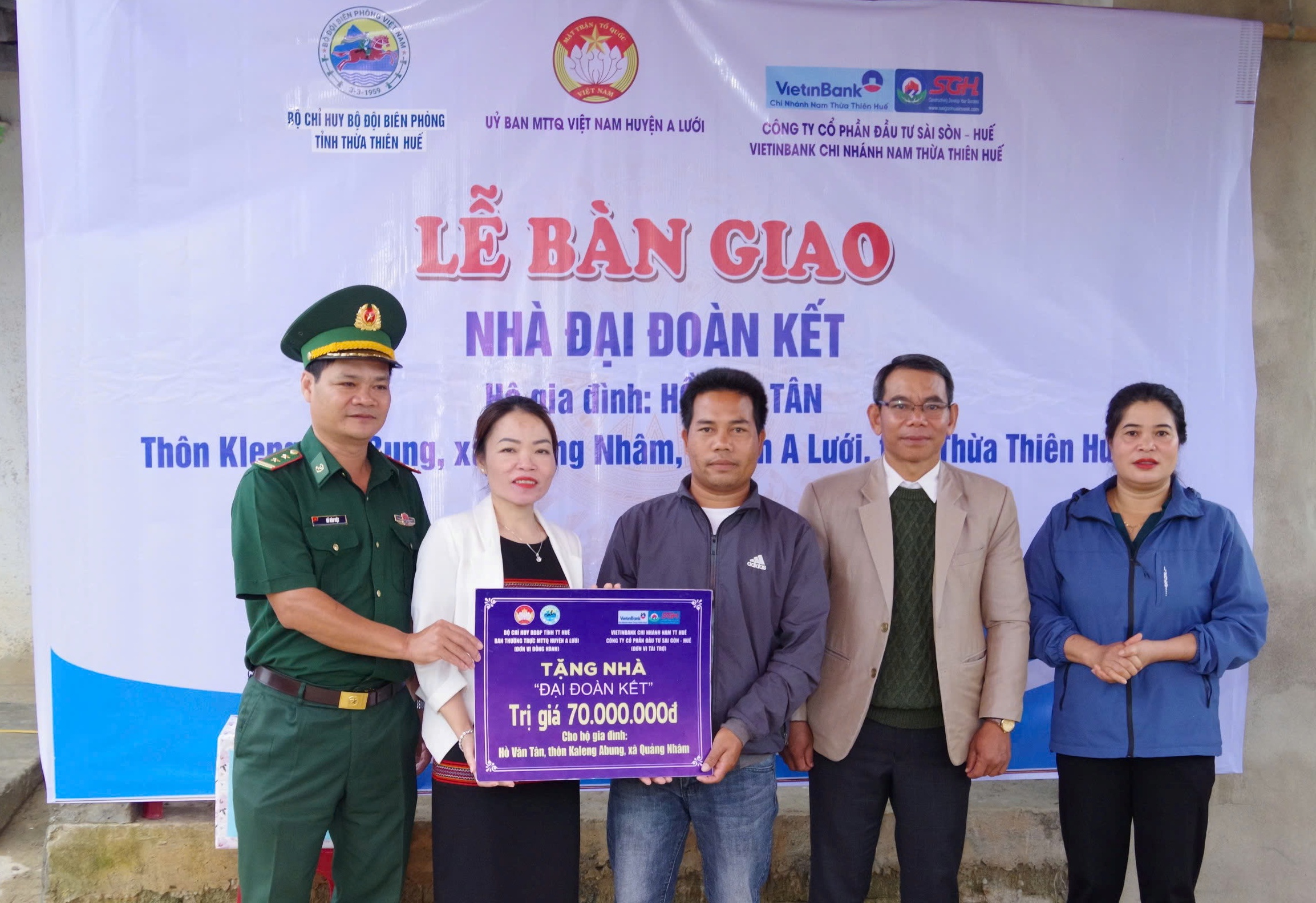 Bàn giao nhà Đại đoàn kết cho người dân biên giới