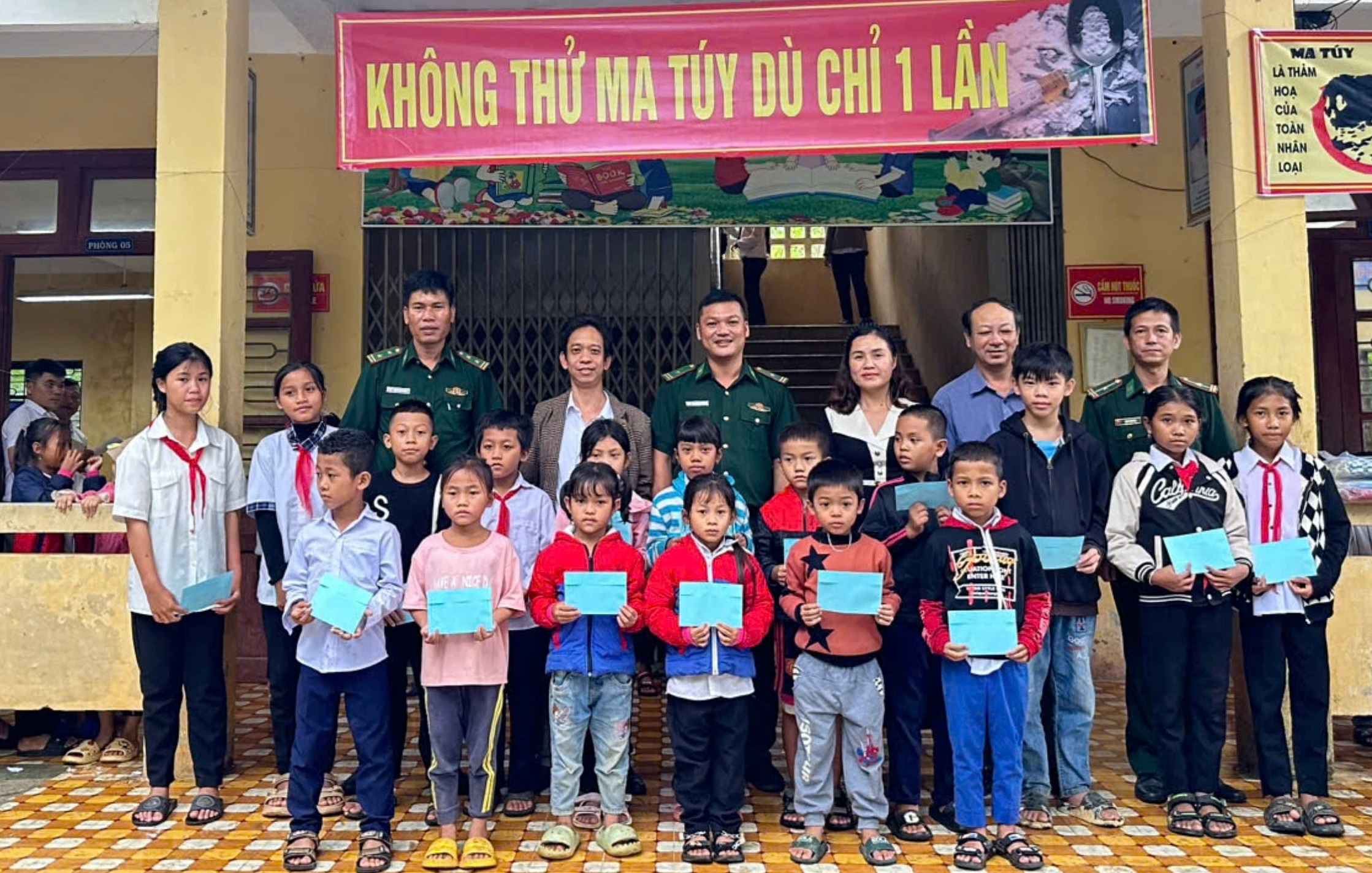 Tặng quà cho học sinh biên giới