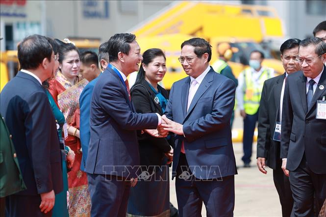 Thủ tướng Phạm Minh Chính tới Viêng Chăn, bắt đầu chuyến công tác tham dự Hội nghị Cấp cao ASEAN