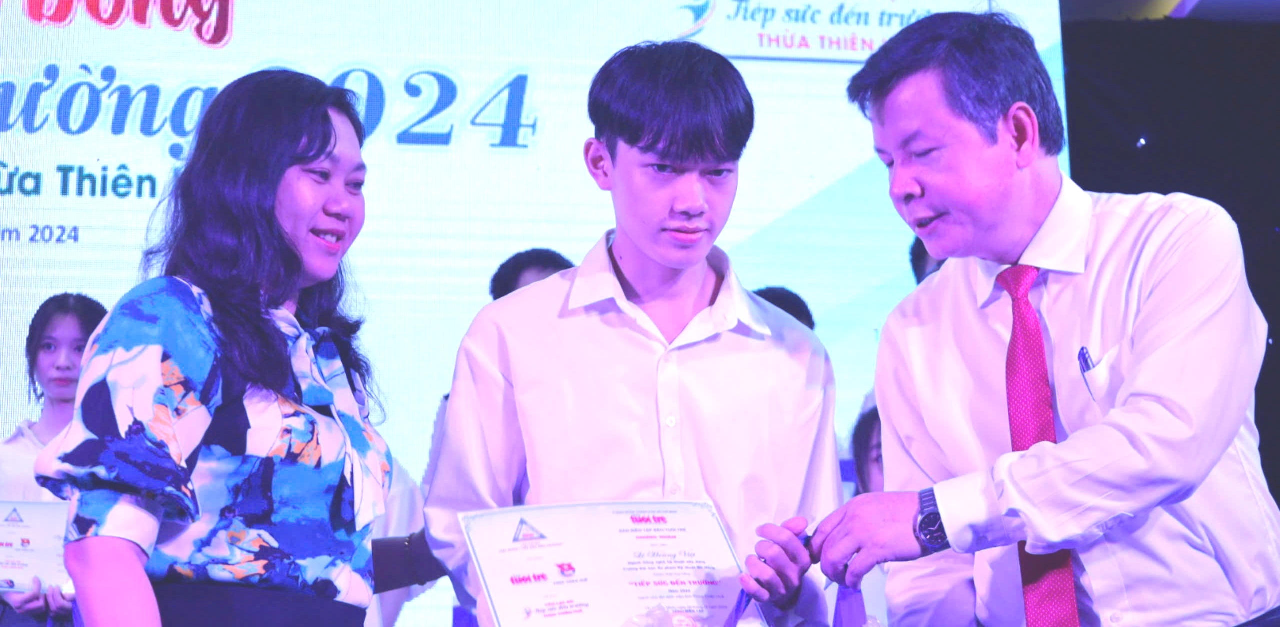 Báo Tuổi Trẻ trao học bổng “Tiếp sức đến trường” cho 91 tân sinh viên khó khăn