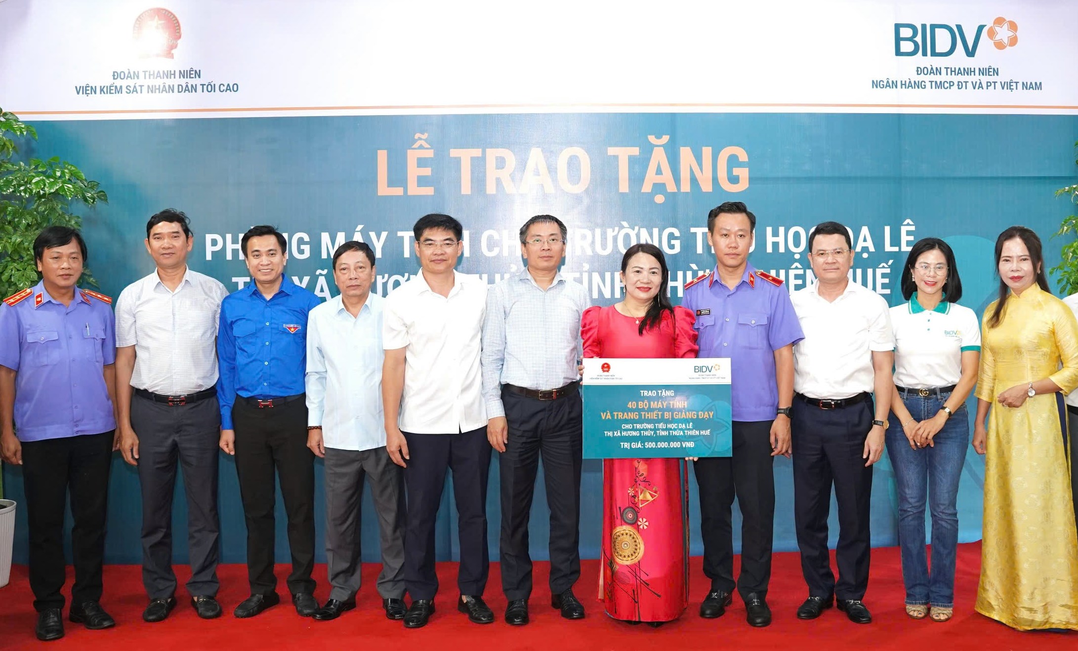 Hỗ trợ phòng máy vi tính trị giá 500 triệu đồng cho Trường tiểu học Dạ Lê