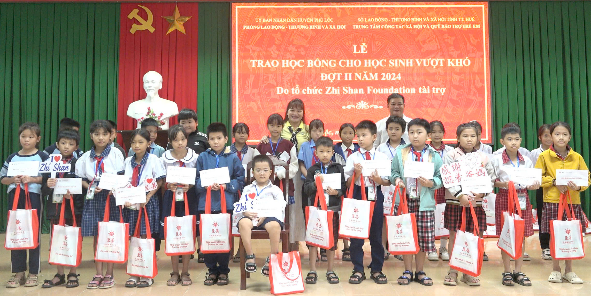 Gần 100 học sinh vượt khó ở huyện Phú Lộc được trao học bổng