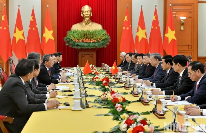 Việt Nam coi phát triển quan hệ với Trung Quốc là ưu tiên hàng đầu