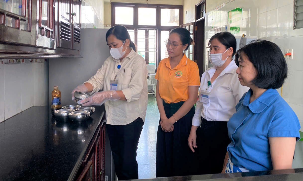 Kiểm tra vệ sinh an toàn thực phẩm hơn 50 bếp ăn cơ sở giáo dục có bán trú