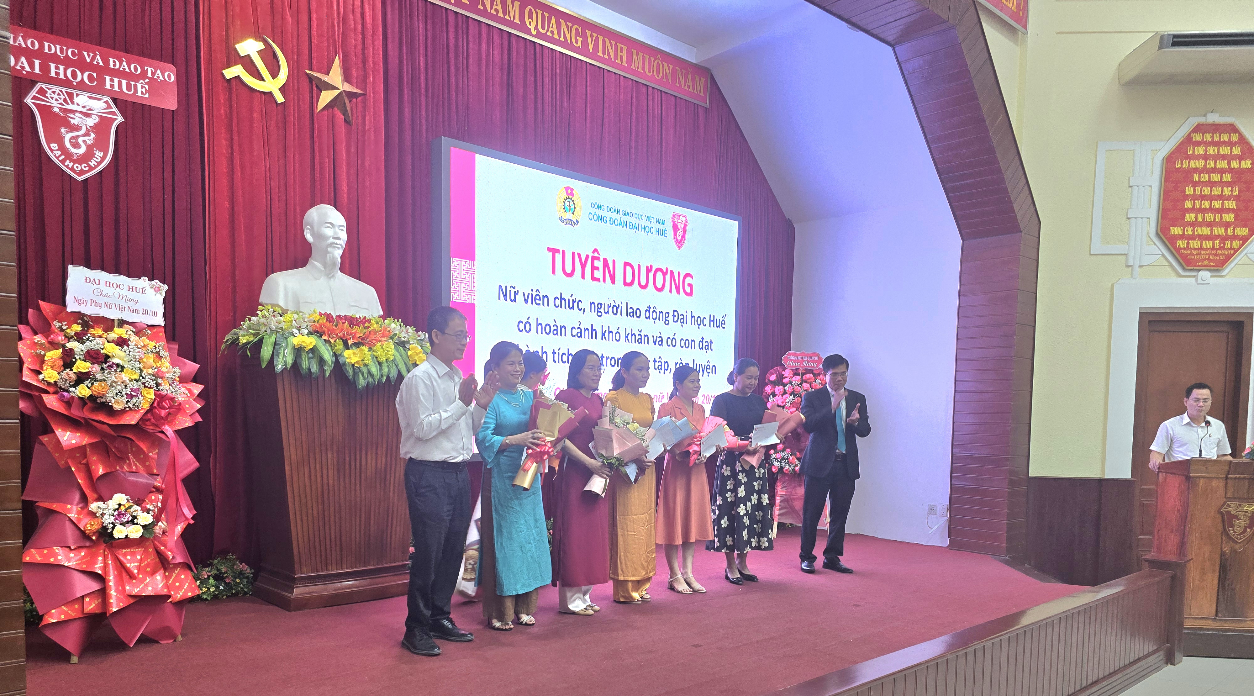 Đại học Huế tuyên dương nữ viên chức, người lao động