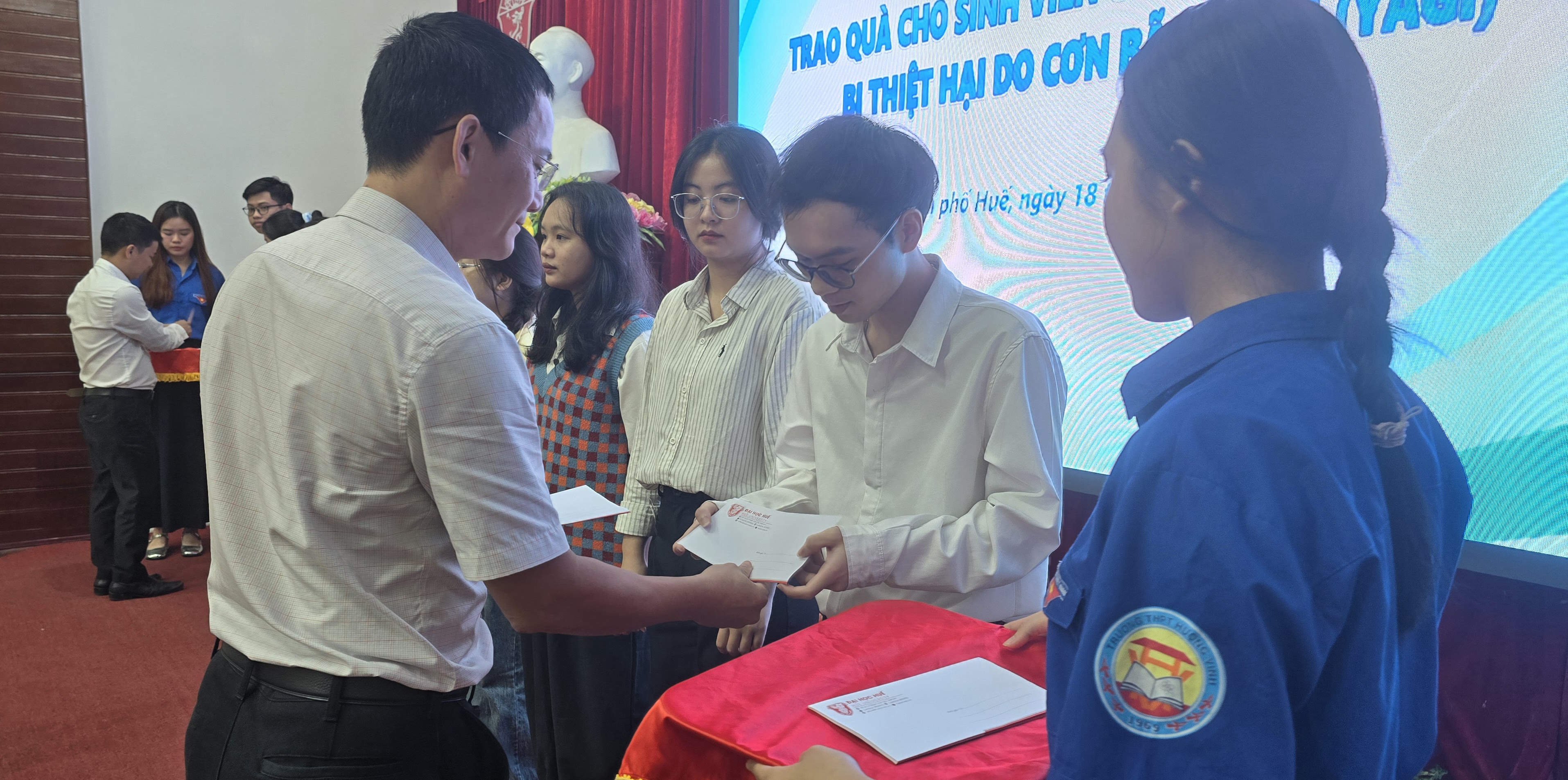 Trao học bổng cho sinh viên có hoàn cảnh khó khăn
