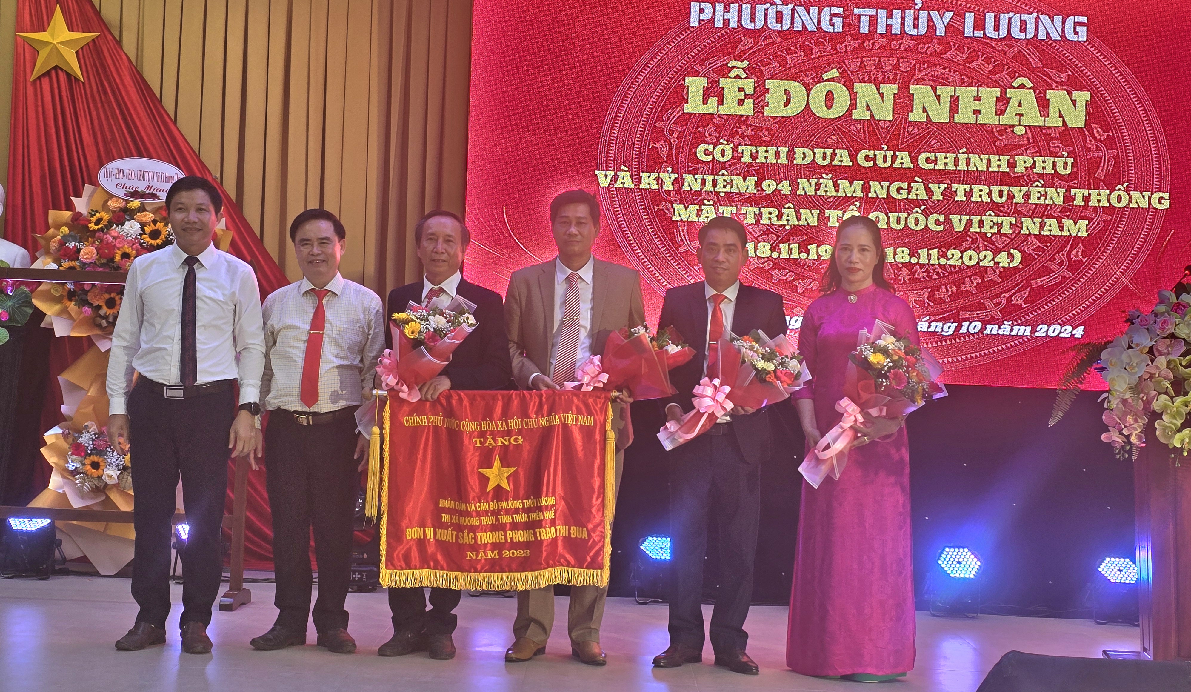 Thủy Lương đón nhận Cờ thi đua của Chính phủ
