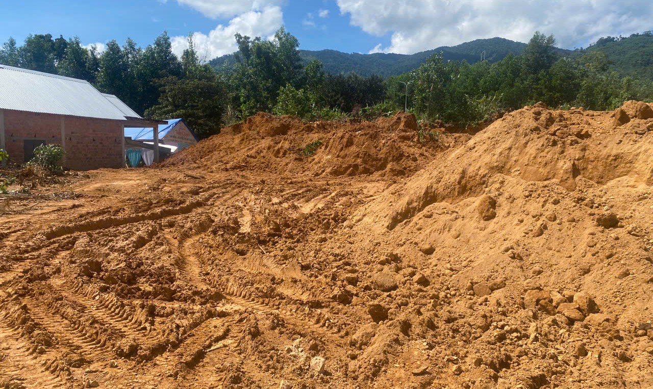 San lấp mặt bằng vi phạm hành lang an toàn tuyến quốc lộ