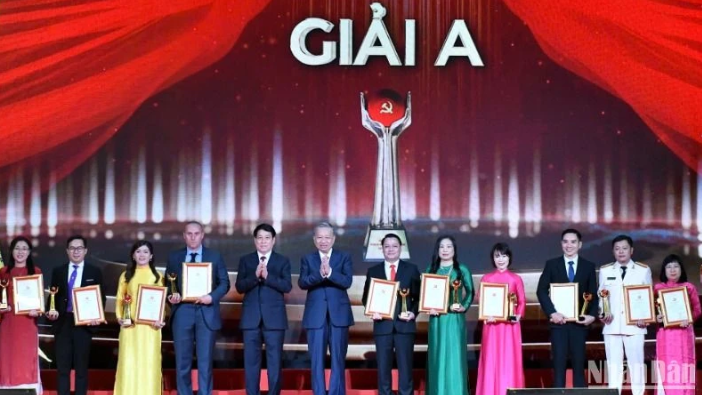 Vinh danh các tác phẩm chính luận xuất sắc về bảo vệ nền tảng tư tưởng của Đảng