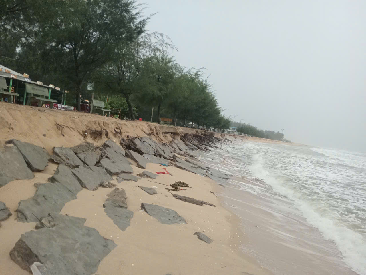 Bờ biển Phú Thuận tiếp tục sạt lở