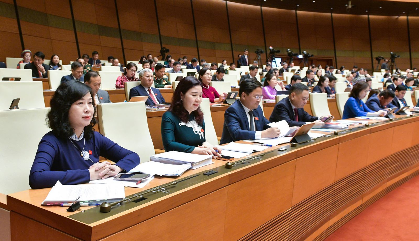 Quốc hội thảo luận ở hội trường về dự thảo Luật Dược và Luật phòng, chống mua bán người