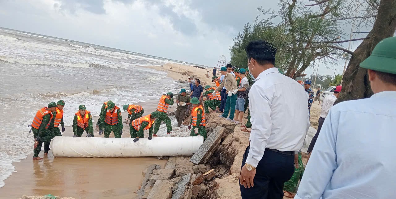 Khắc phục khẩn cấp sạt lở bờ biển tại Phú Thuận